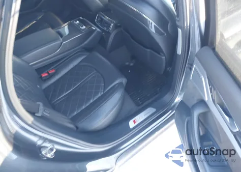 2017 Audi S8 4.0T Plus z USA, uszkodzony, nr VIN WUAJ5AFD4HN900746